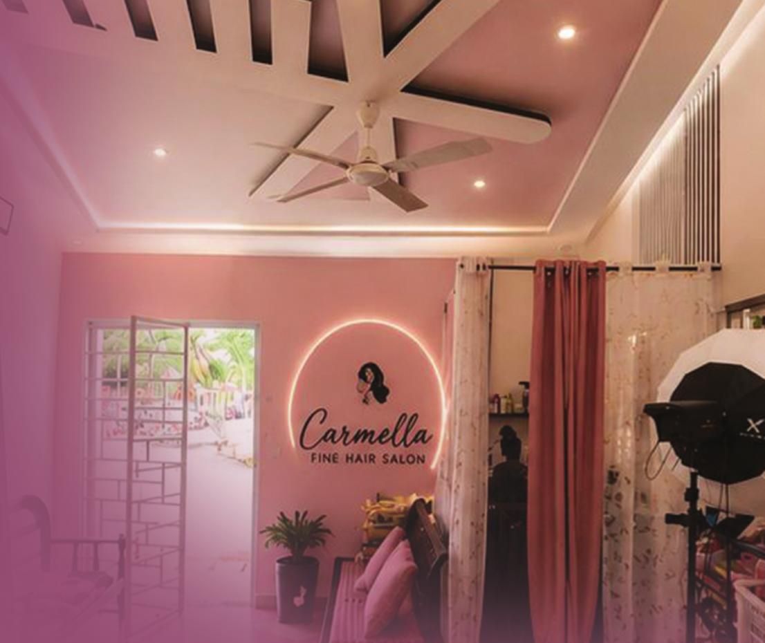 Intérieur du salon Carmella Fine Hair avec son miroir lumineux